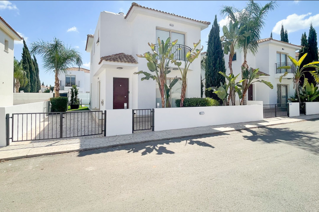 Front Haus m. Parkplatz